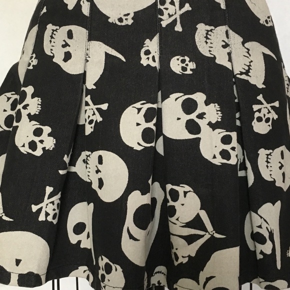 Skull skirt - Picture 2 of 3